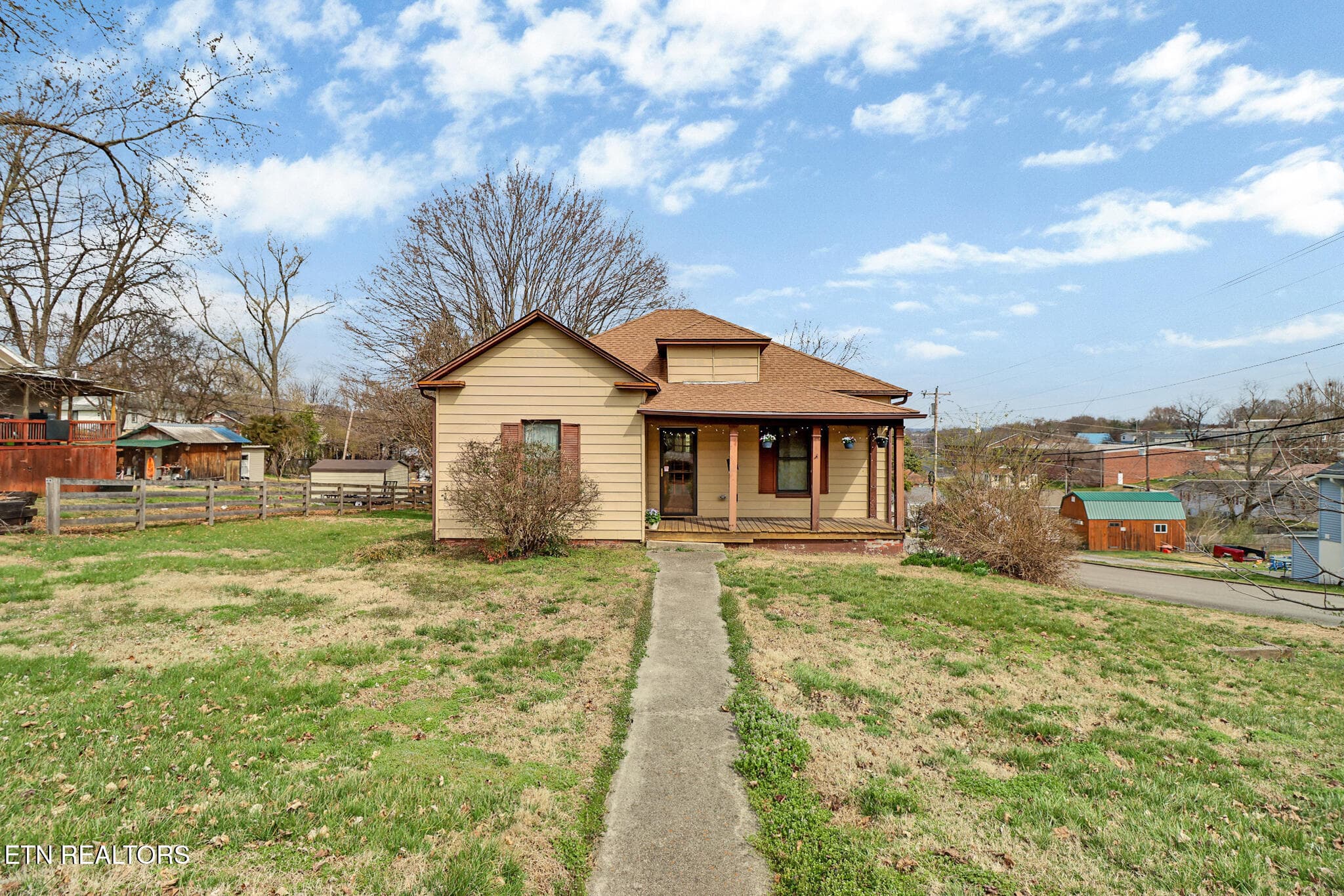801 N C St, Lenoir City, TN 37771