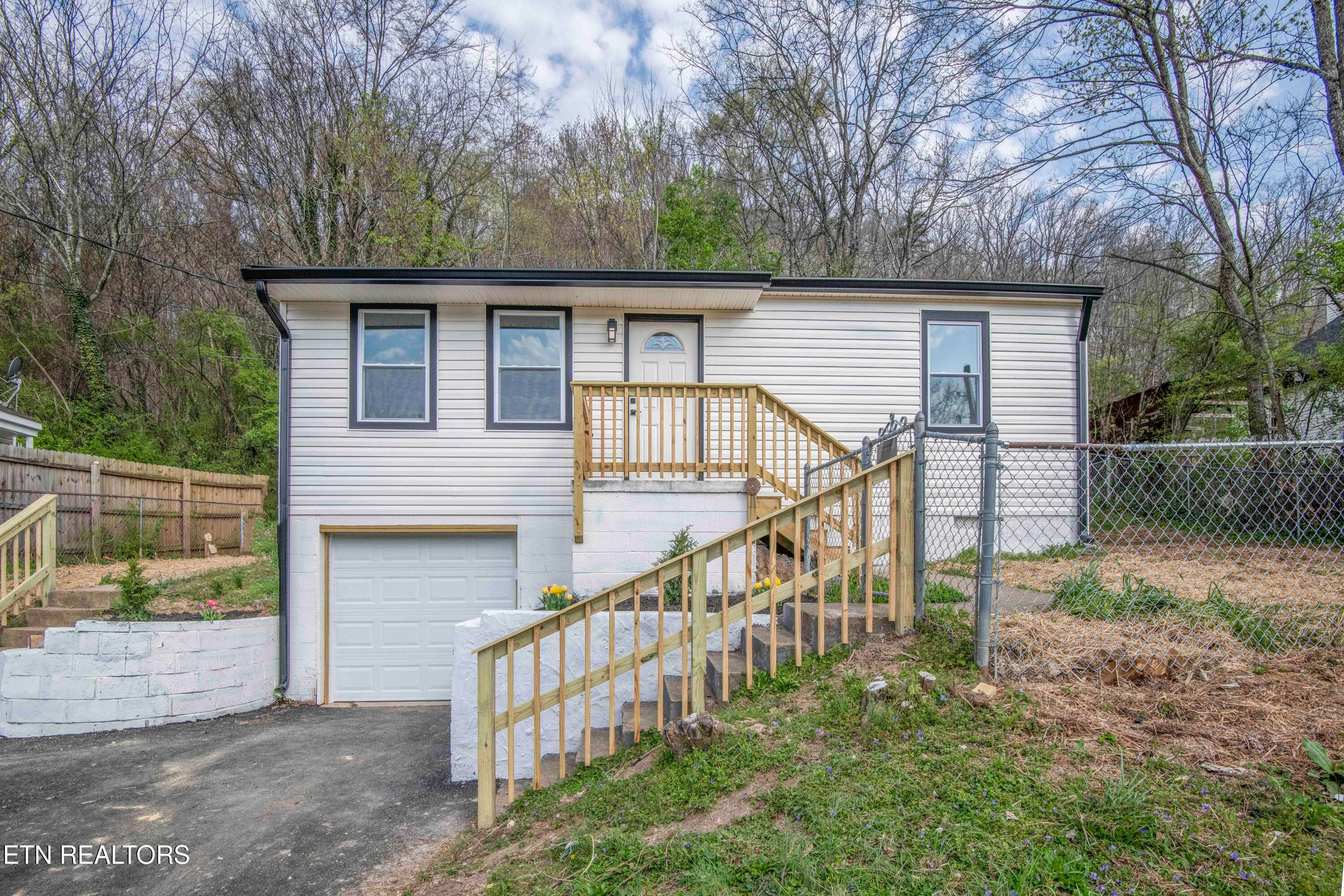 3221 Greenway Drive, Knoxville, TN 37918