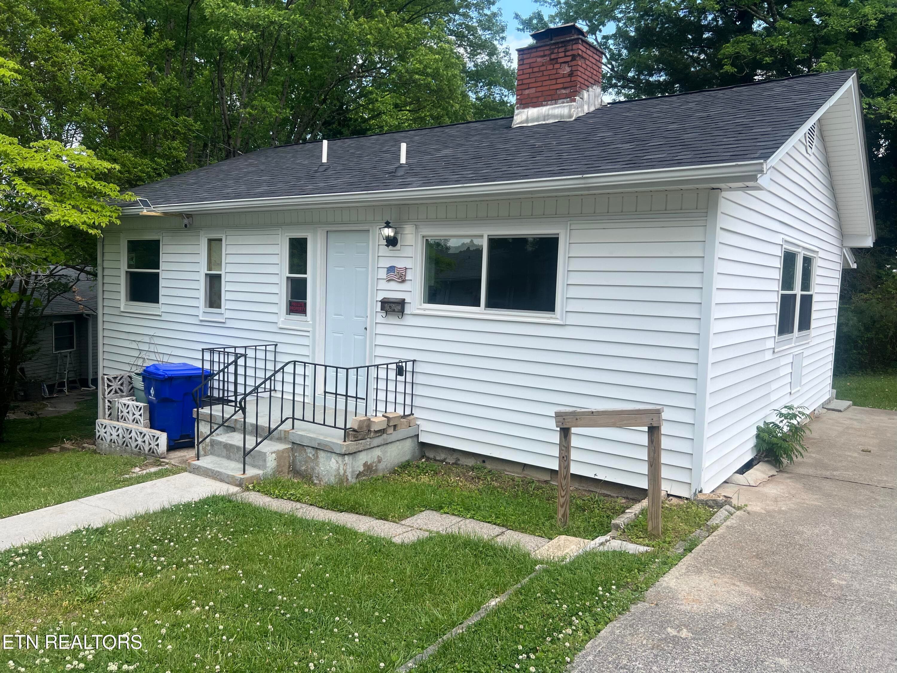 105 Porter Rd, Oak Ridge, TN 37830