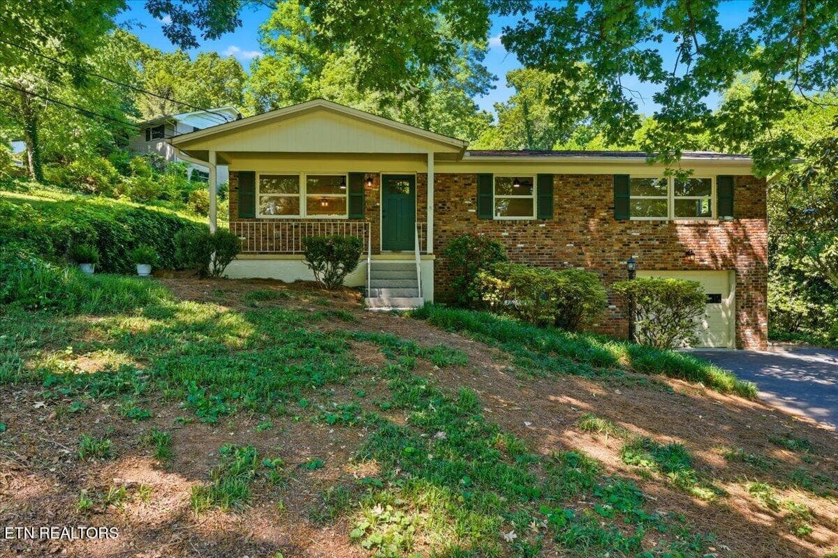141 Sanwood Rd, Knoxville, TN 37923