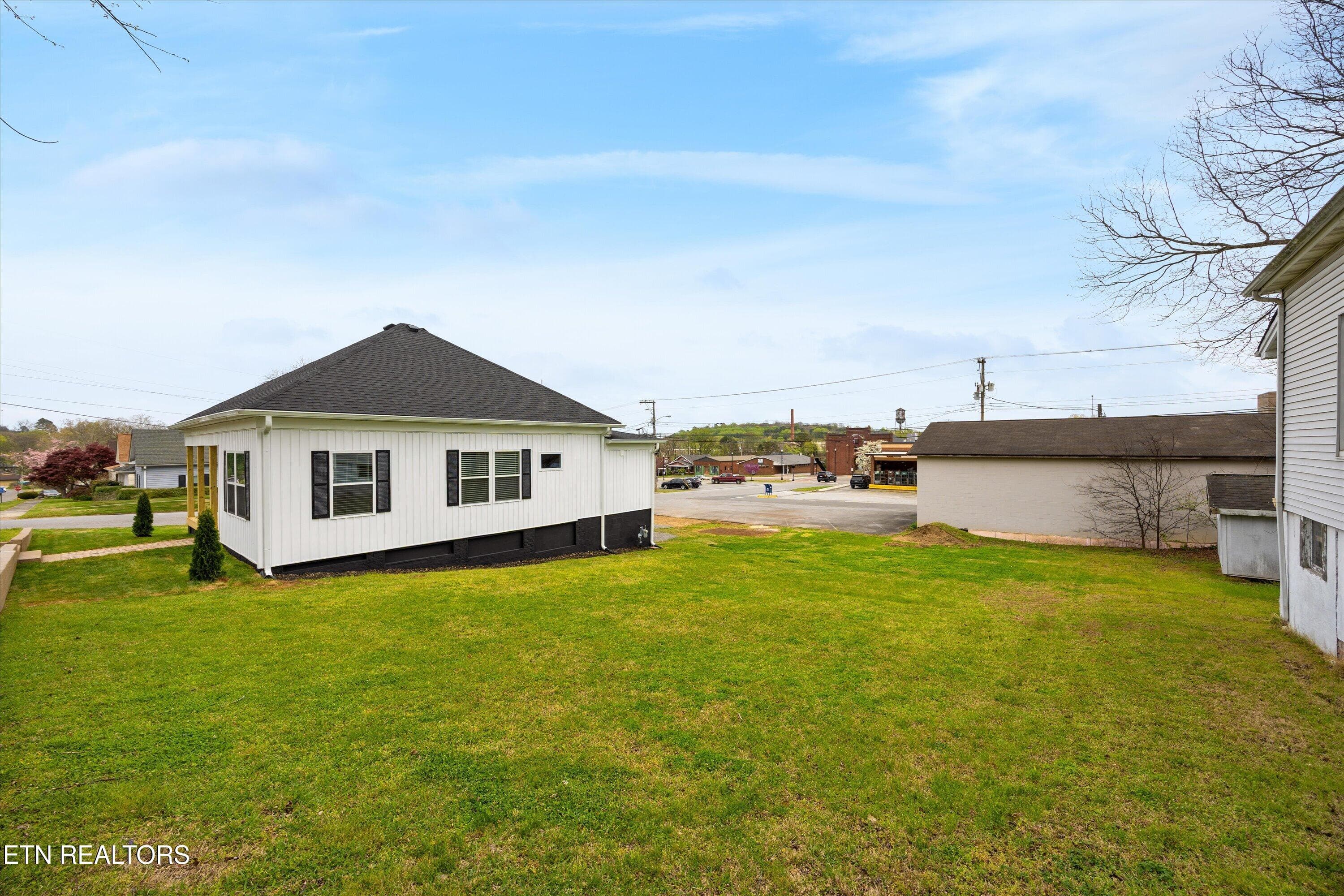 208 E 1st Ave, Lenoir City, TN 37771