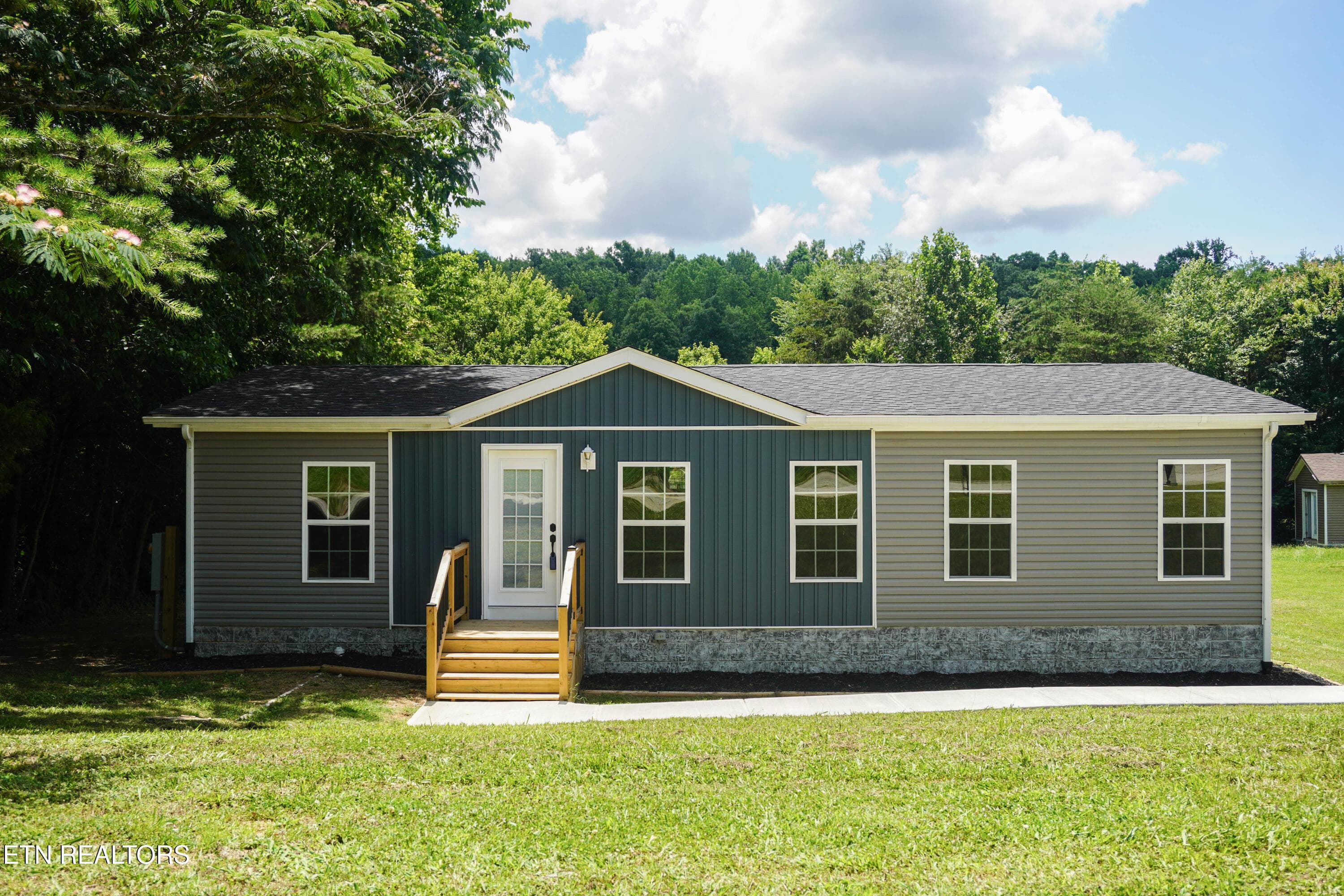 425 Abbott Rd, Lenoir City, TN 37771